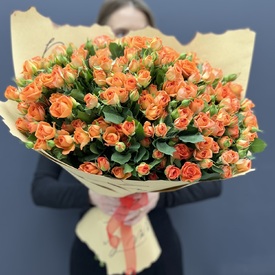 Большой букет из 35 кустовых оранжевых роз