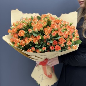 Большой букет из 35 кустовых оранжевых роз