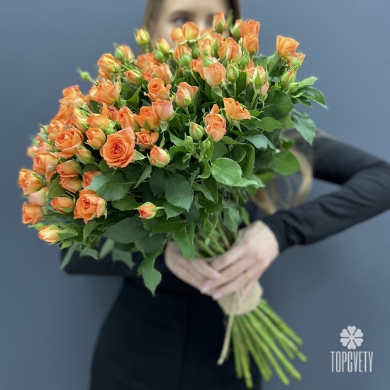 Букет из 35 оранжевых кустовых роз 50см