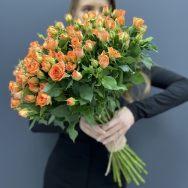 Букет из 35 оранжевых кустовых роз 50см