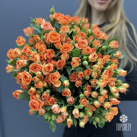 Букет из 35 оранжевых кустовых роз 50см