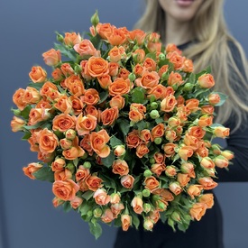Букет из 35 оранжевых кустовых роз 50см