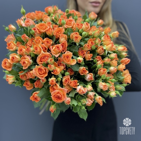 Букет из 35 оранжевых кустовых роз 50см