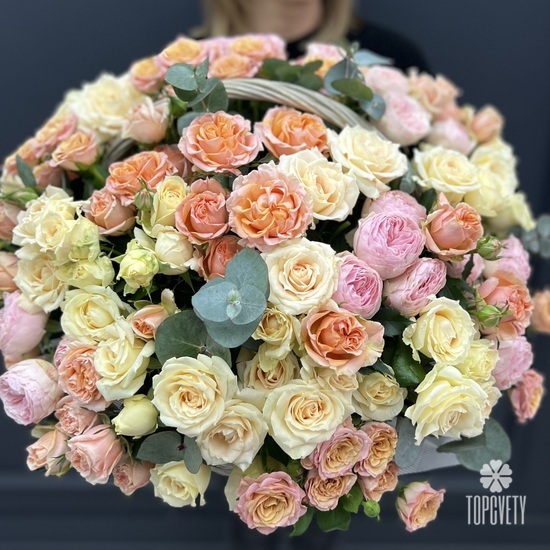 Композиция из 51 кустовой розы в корзине 
