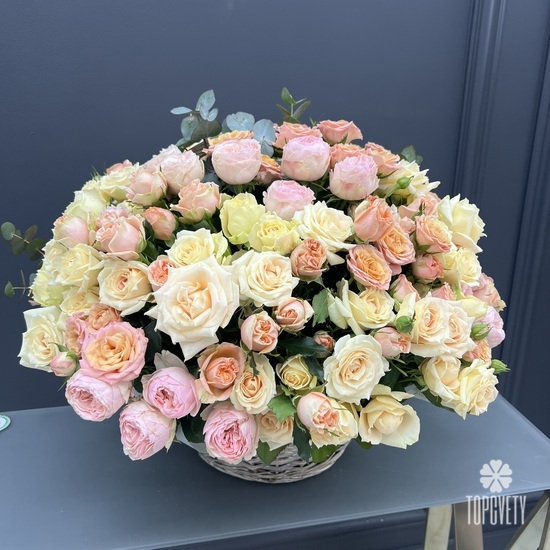 Композиция из 51 кустовой розы в корзине 