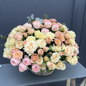 Композиция из 51 кустовой розы в корзине 