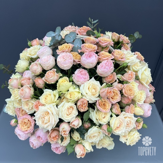 Композиция из 51 кустовой розы в корзине 