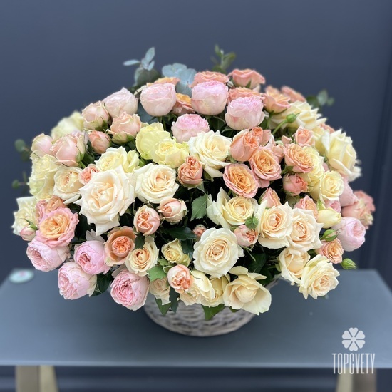 Композиция из 51 кустовой розы в корзине 