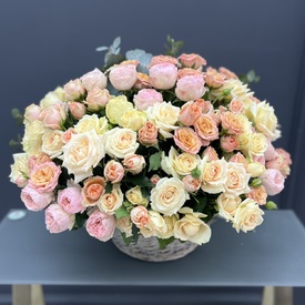 Композиция из 51 кустовой розы в корзине 