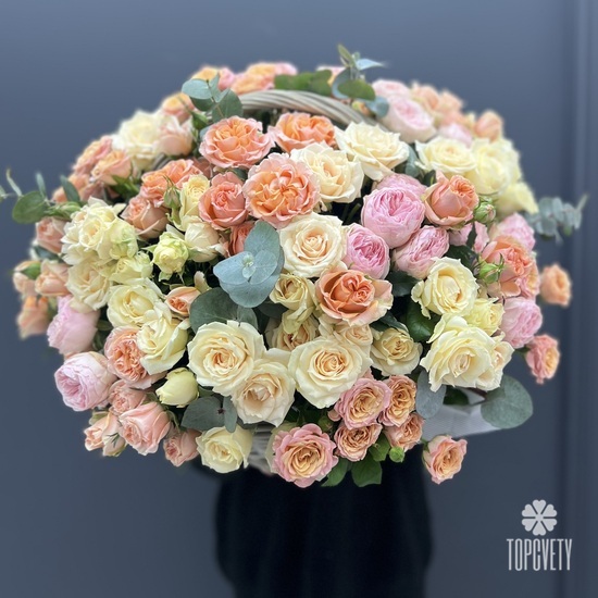 Композиция из 51 кустовой розы в корзине 