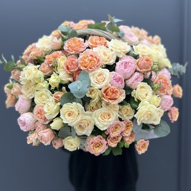 Композиция из 51 кустовой розы в корзине 
