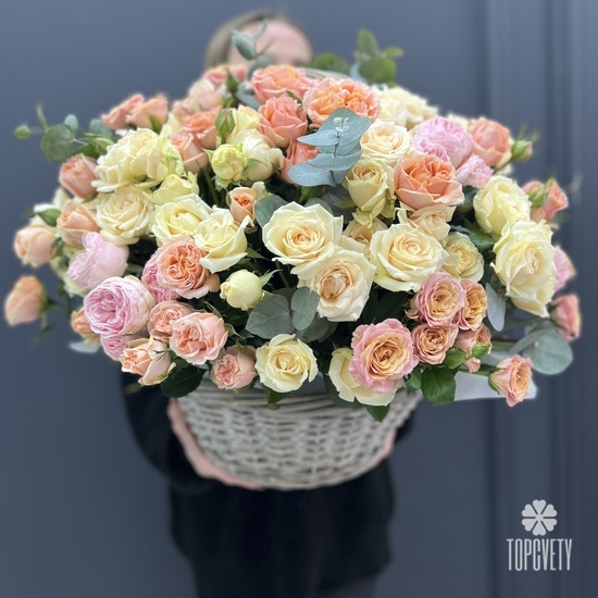 Композиция из 51 кустовой розы в корзине 