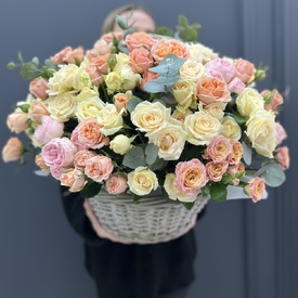 Композиция из 51 кустовой розы в корзине 