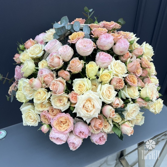Композиция из 51 кустовой розы в корзине 
