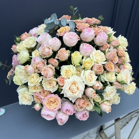 Композиция из 51 кустовой розы в корзине 