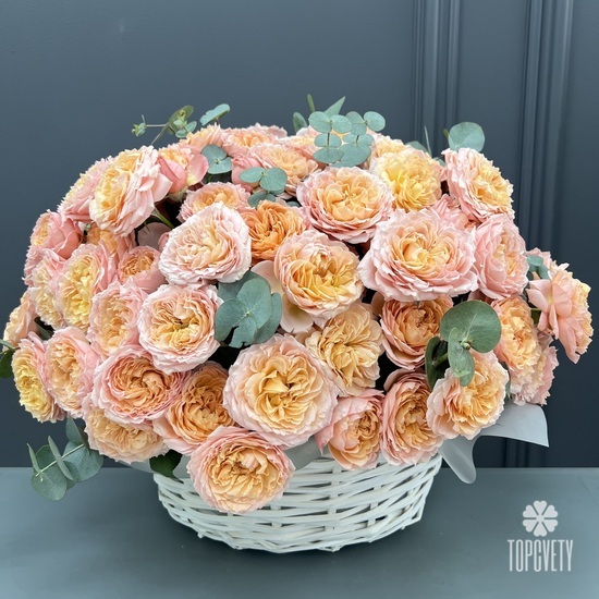 Композиция из розы кустовой пионовидной 25 в плетеной корзине