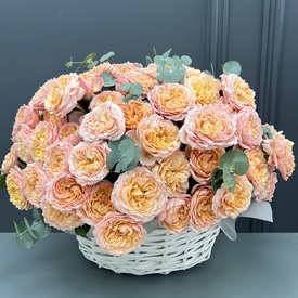 Композиция из розы кустовой пионовидной 25 в плетеной корзине