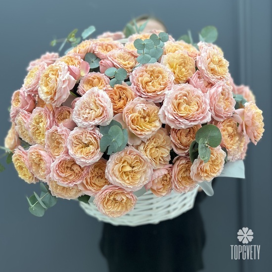 Композиция из розы кустовой пионовидной 25 в плетеной корзине