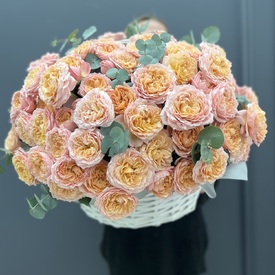 Композиция из розы кустовой пионовидной 25 в плетеной корзине