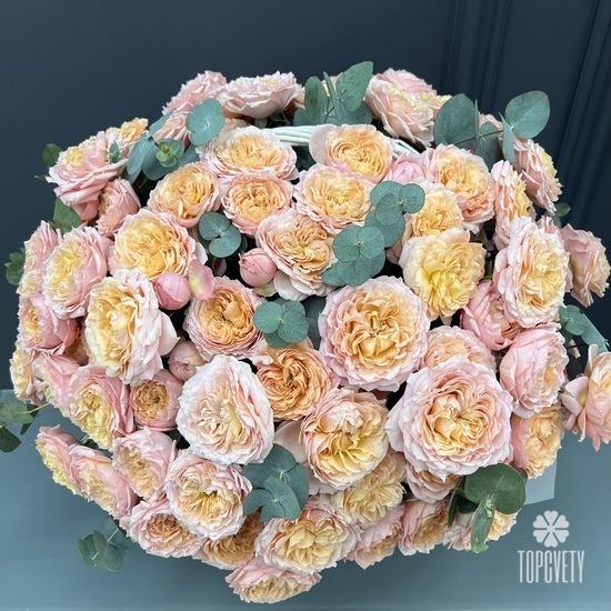 Композиция из розы кустовой пионовидной 25 в плетеной корзине