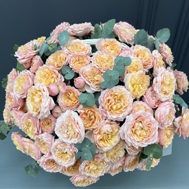 Композиция из розы кустовой пионовидной 25 в плетеной корзине