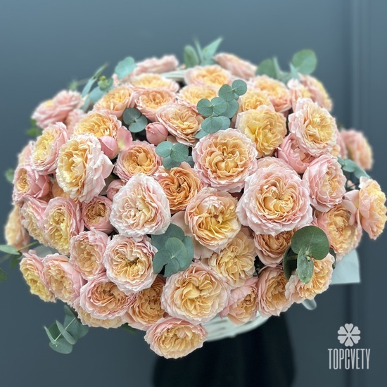 Композиция из розы кустовой пионовидной 25 в плетеной корзине