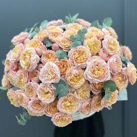 Композиция из розы кустовой пионовидной 25 в плетеной корзине