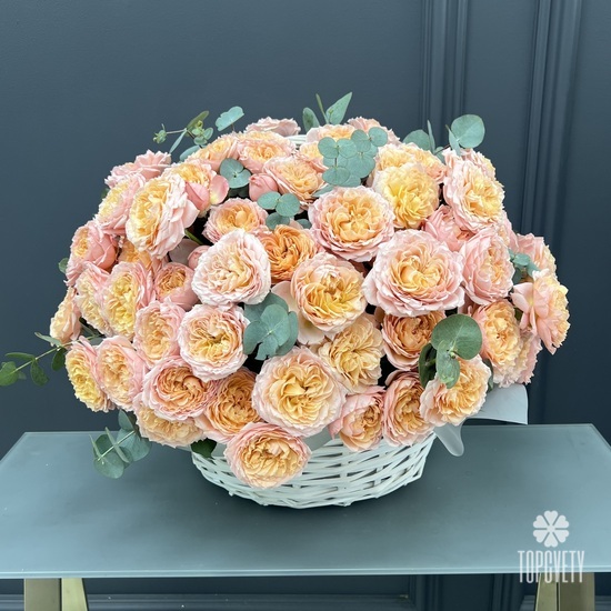 Композиция из розы кустовой пионовидной 25 в плетеной корзине