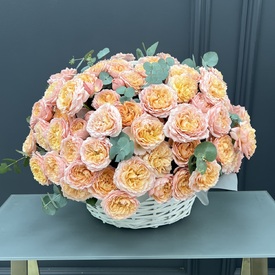 Композиция из розы кустовой пионовидной 25 в плетеной корзине