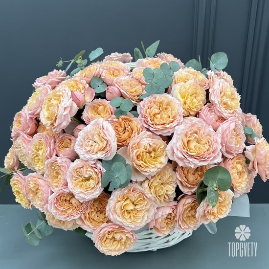 Композиция из розы кустовой пионовидной 25 в плетеной корзине