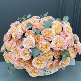 Композиция из розы кустовой пионовидной 25 в плетеной корзине