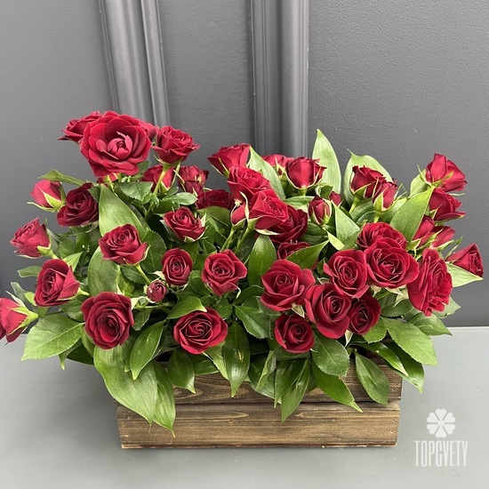 Композиция из красных кустовых роз  в деревянном ящике