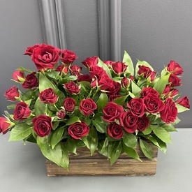 Композиция из красных кустовых роз  в деревянном ящике
