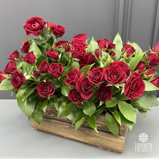 Композиция из красных кустовых роз  в деревянном ящике