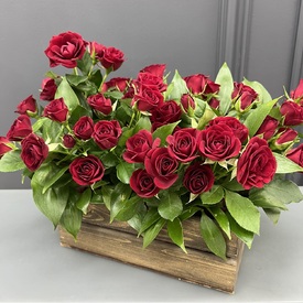 Композиция из красных кустовых роз  в деревянном ящике