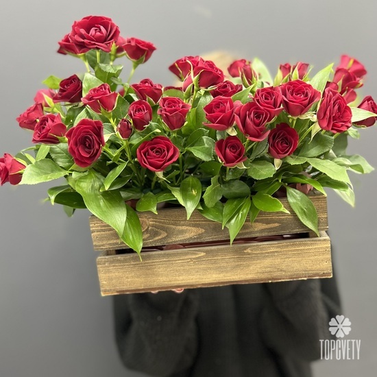 Композиция из красных кустовых роз  в деревянном ящике