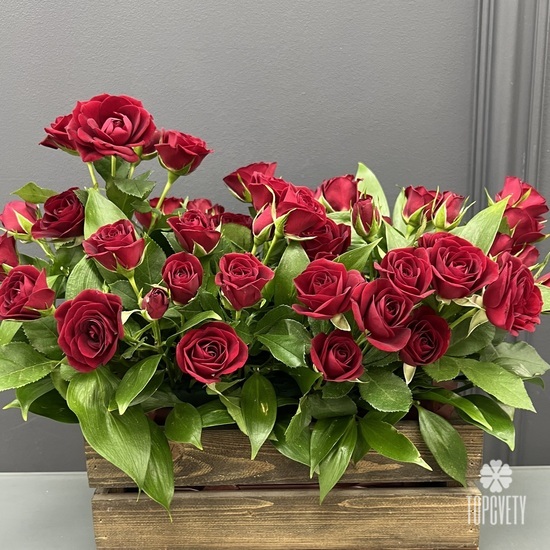 Композиция из красных кустовых роз  в деревянном ящике
