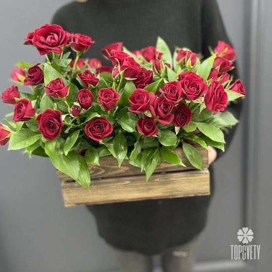 Композиция из красных кустовых роз  в деревянном ящике