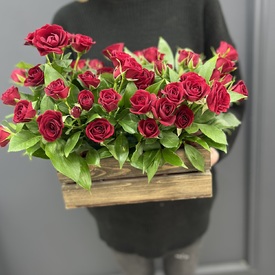 Композиция из красных кустовых роз  в деревянном ящике