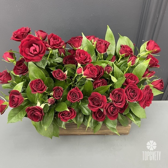 Композиция из красных кустовых роз  в деревянном ящике