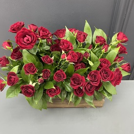 Композиция из красных кустовых роз  в деревянном ящике