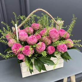 Композиция из кустовых пионовидных роз  в деревянном ящике
