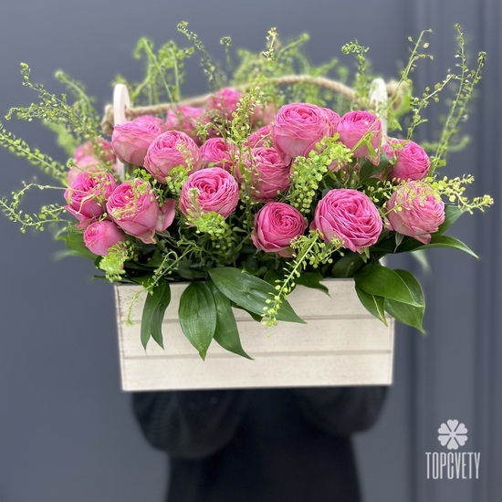 Композиция из кустовых пионовидных роз  в деревянном ящике