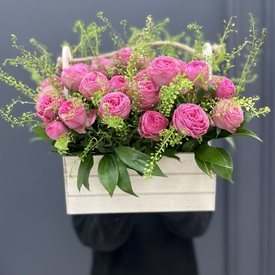 Композиция из кустовых пионовидных роз  в деревянном ящике