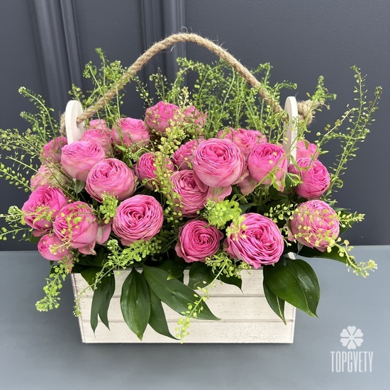 Композиция из кустовых пионовидных роз  в деревянном ящике