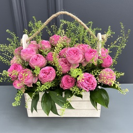 Композиция из кустовых пионовидных роз  в деревянном ящике