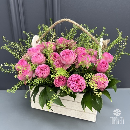 Композиция из кустовых пионовидных роз  в деревянном ящике