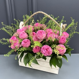 Композиция из кустовых пионовидных роз  в деревянном ящике