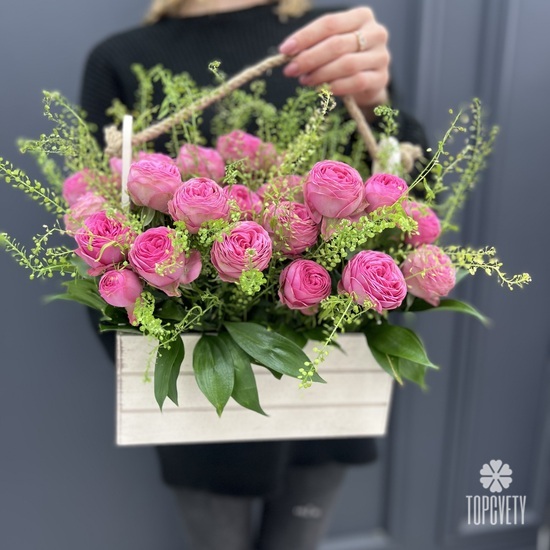 Композиция из кустовых пионовидных роз  в деревянном ящике