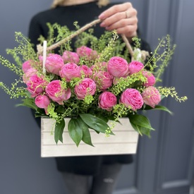 Композиция из кустовых пионовидных роз  в деревянном ящике